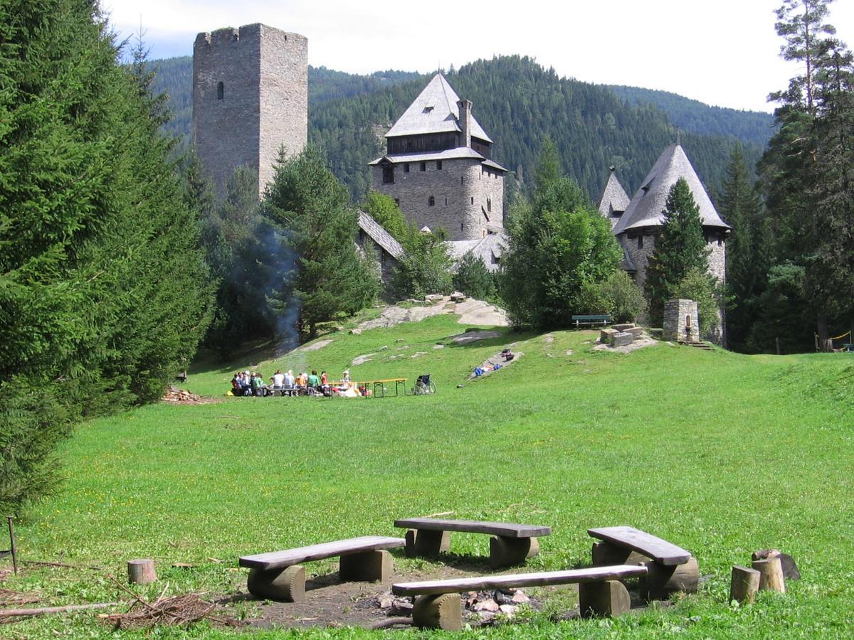 Burg Finstergrun Albergue Ramingstein Exterior foto